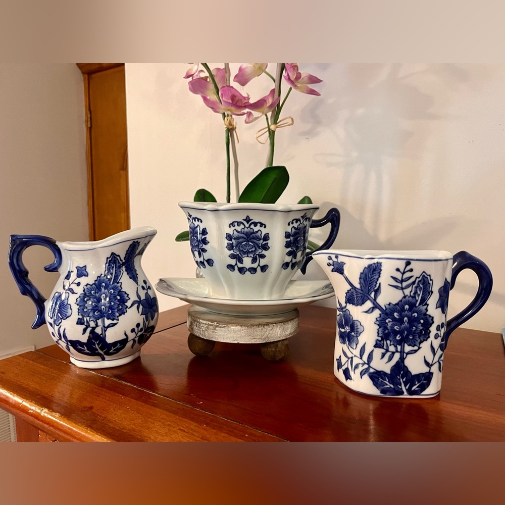 Blue & white chinoiserie wall vases! Set of 3